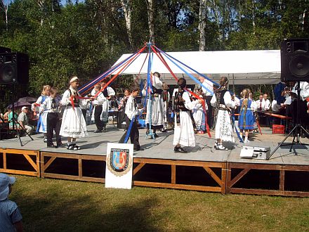 Bndertanz der Jngsten beim Sommerfest der Siebenbrger Sachsen in Nrnberg. Foto: Hans Klein